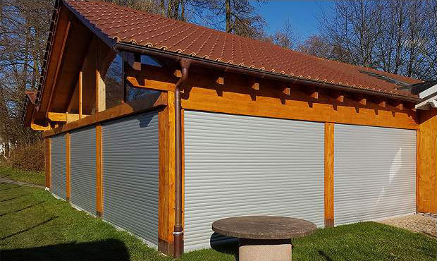 Een prachtig houten paviljoen is veilig afgesloten met robuuste aluminium RP55-rolluikdeuren.