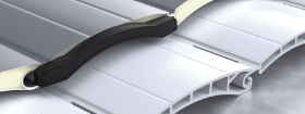 Aluminium lamellen vergrendeld met PVC-borgclips en PVC-profielen met roestvrijstalen nagelsloten